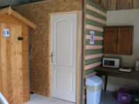 toilettes sèches/salle de douche en extérieur couvert communes aux 2 chambres d'hôtes